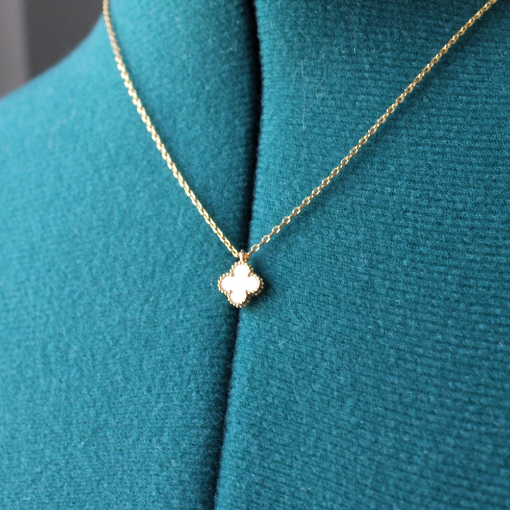Clover motif necklace